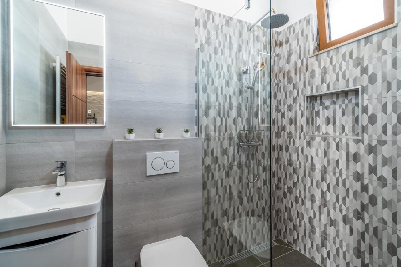 New! Promina Luxury Villa With 72Sqm Heated Pool, Jacuzzi, Infrared Sauna, Tennis Court, Media Room Bogatić Kültér fotó