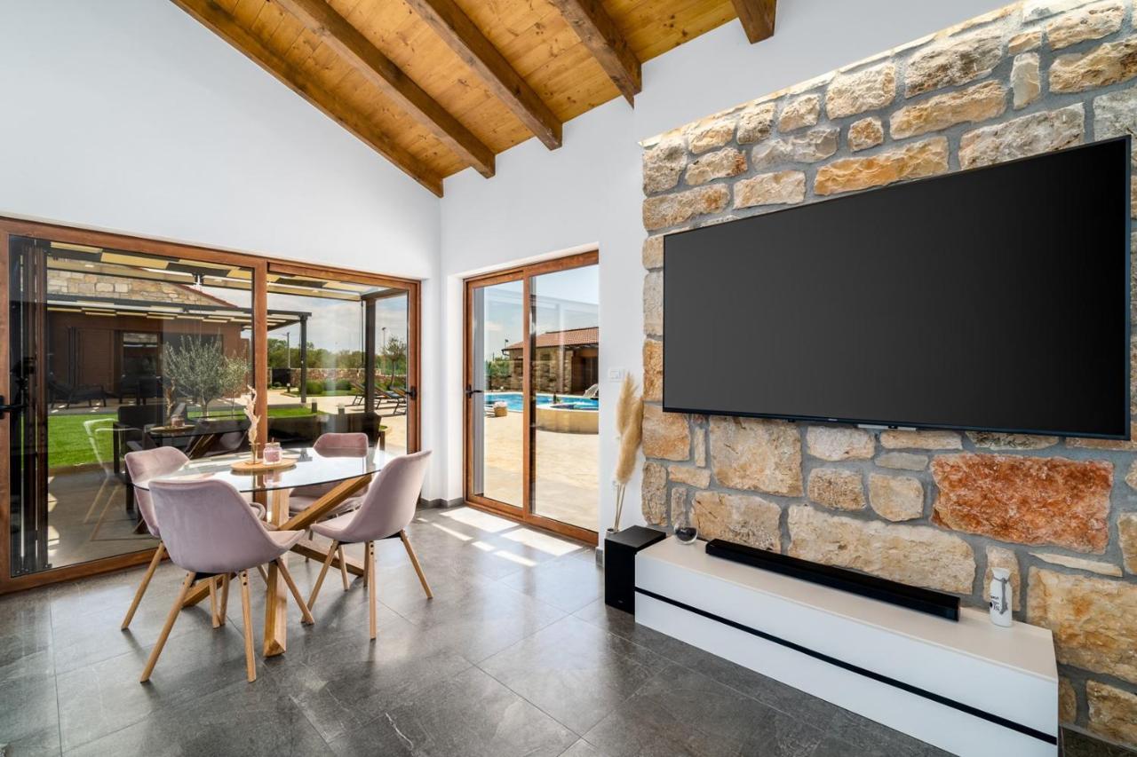 New! Promina Luxury Villa With 72Sqm Heated Pool, Jacuzzi, Infrared Sauna, Tennis Court, Media Room Bogatić Kültér fotó